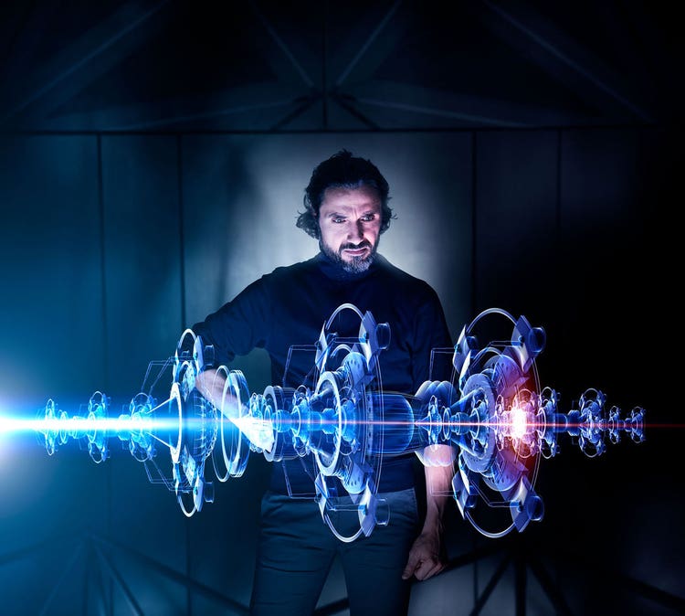 1-man-staring-at-vr-mechanics