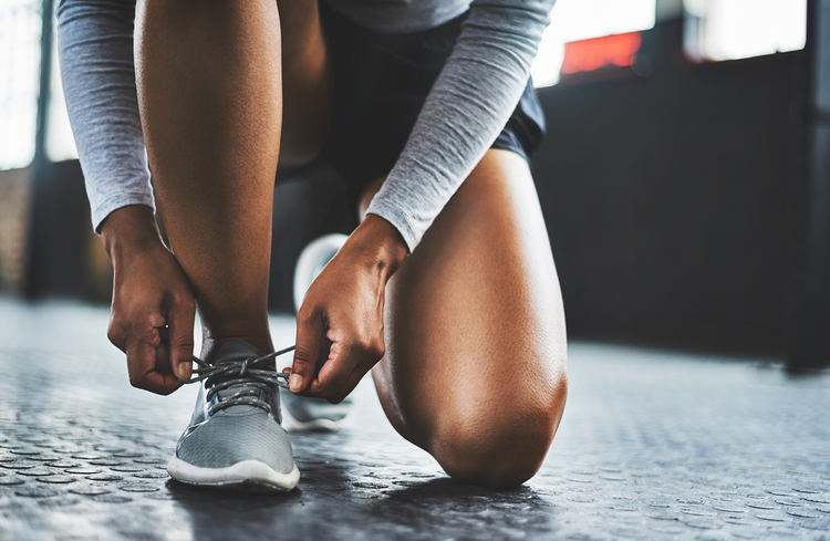 1-tying-fitness-shoe