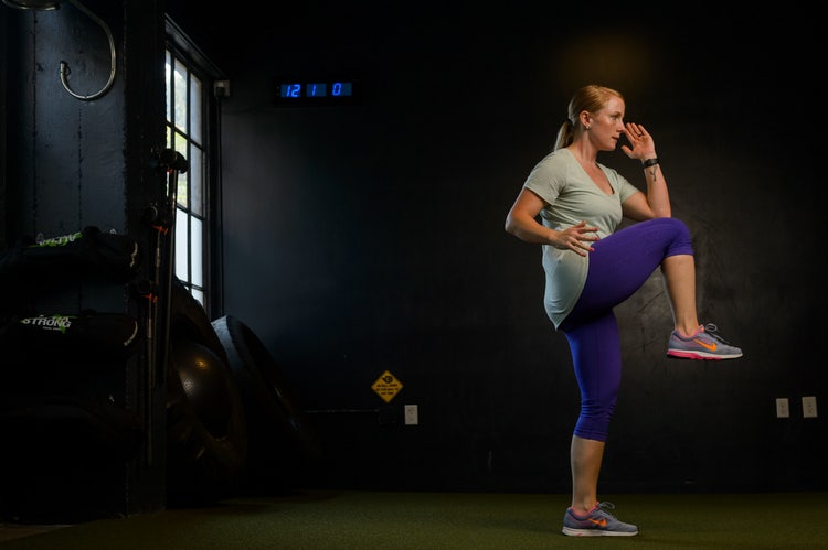 woman-knee-lifts