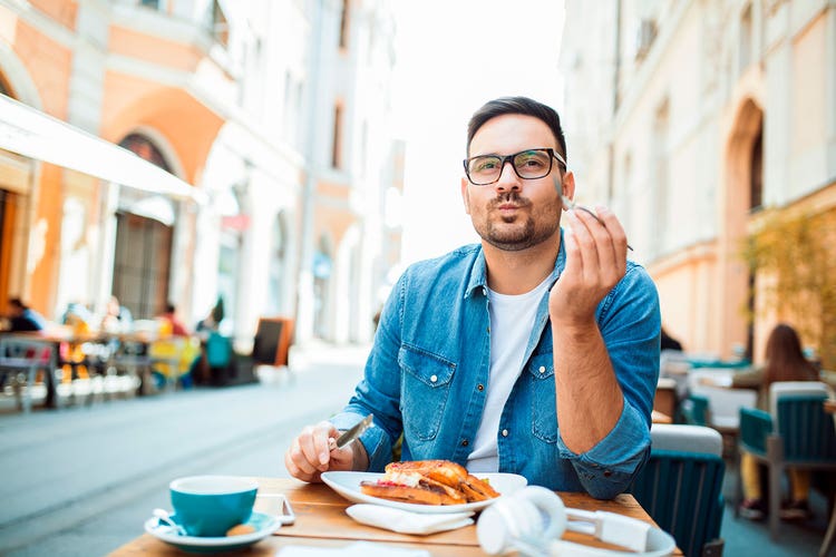 4-enjoying-a-breakfast-outside
